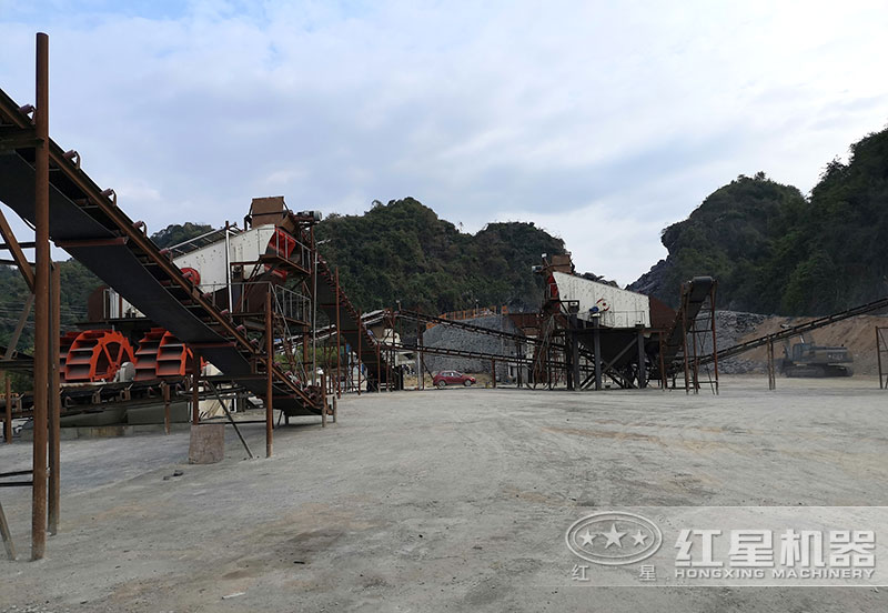 方案三配置現(xiàn)場：破碎機(jī)+制砂機(jī)+洗砂機(jī)，費(fèi)用80萬以上