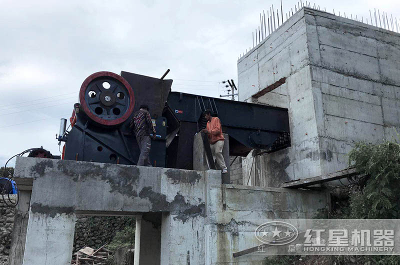大型鱷式碎石機(jī)設(shè)備不同、型號不同、報價不同