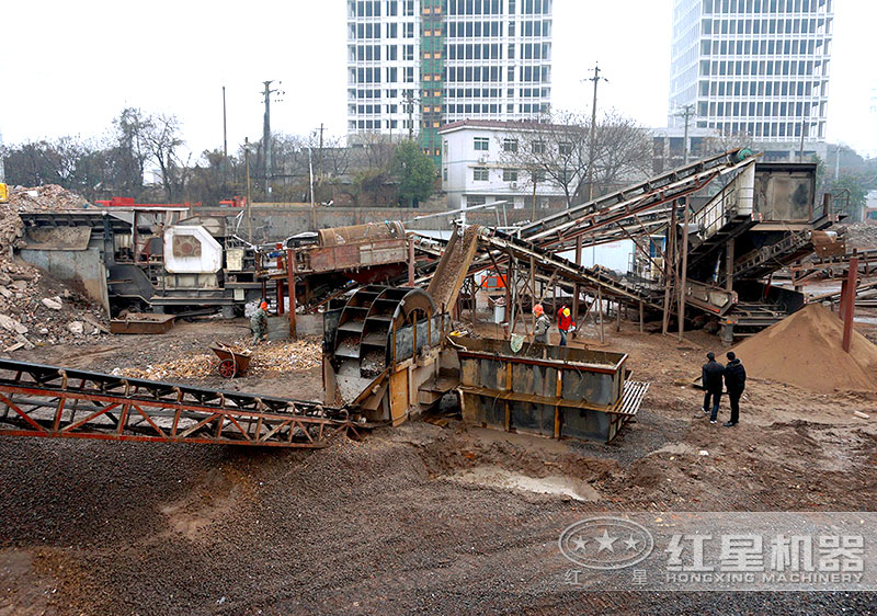 建筑垃圾制沙現(xiàn)場，配置車載制沙機